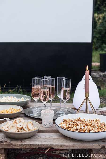 snacks-und-sekt-zum-kinoabend-im-garten