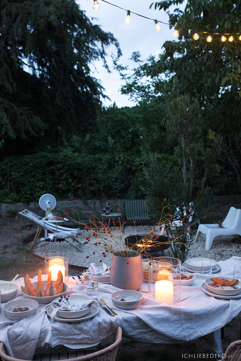 sommerabend-mit-freunden-im-garten