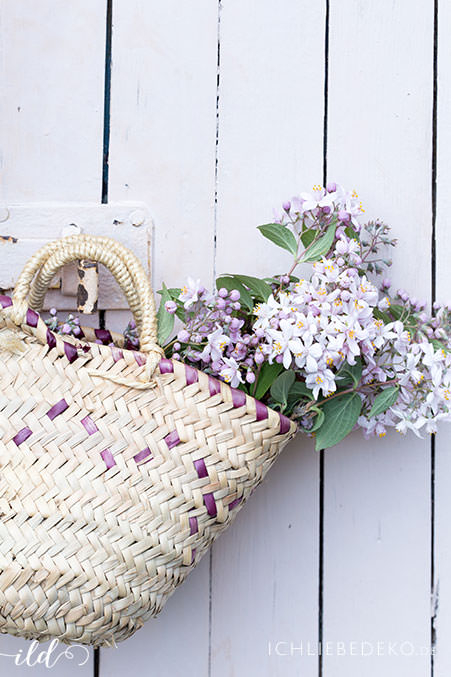 sommerblumen-in-mini-korbtasche-fuer-kinder