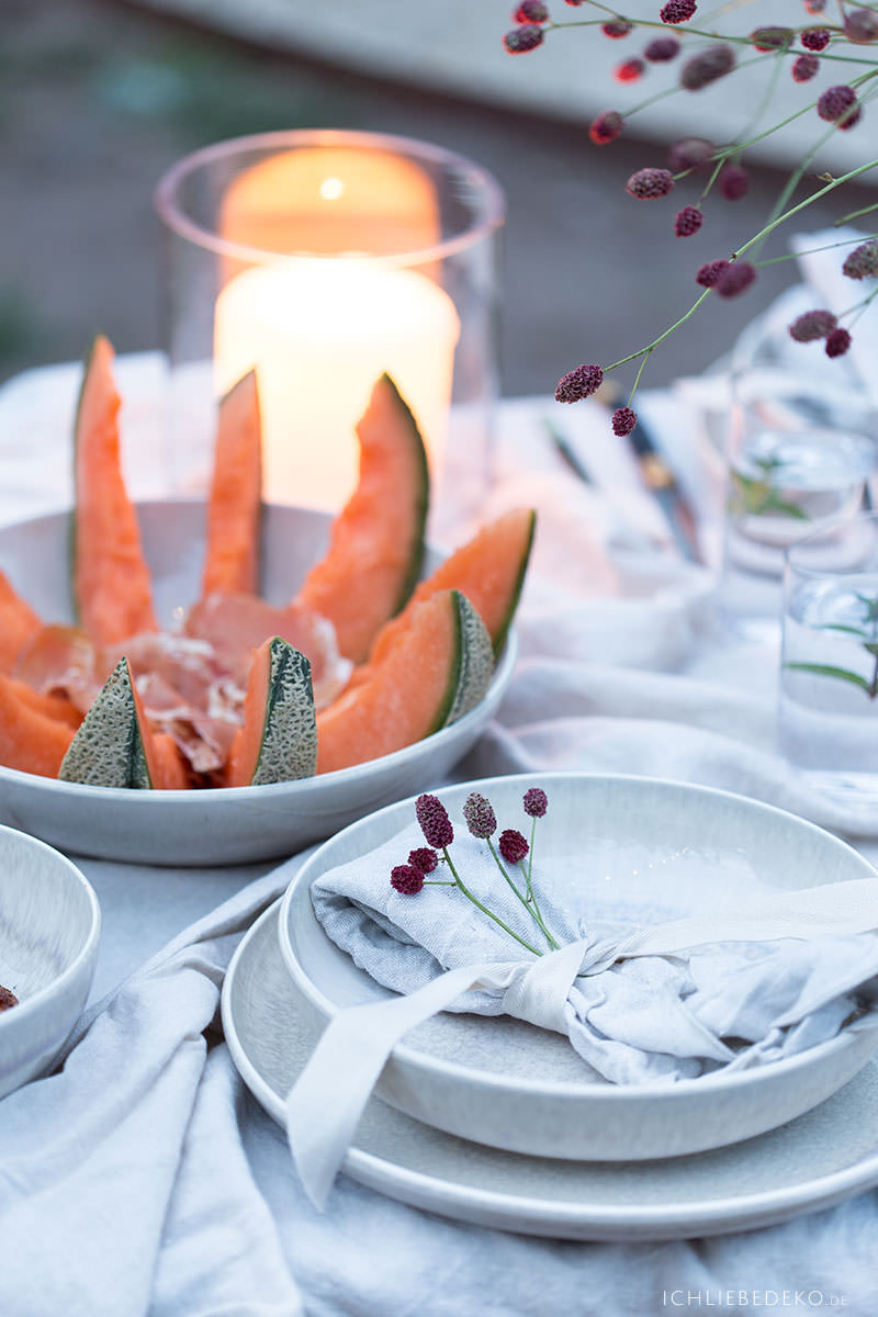 sommergrillen-mit-freunden-im-garten