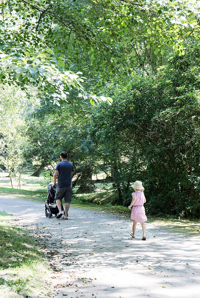 spaziergang-mit-papa-im-parkt