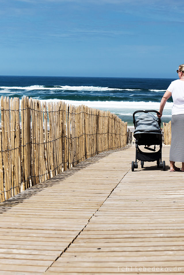 strandspaziergang-mit-kind-und-buggy