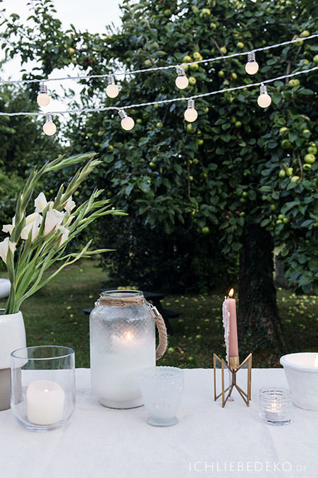 stringlights-und-windlicher-im-garten