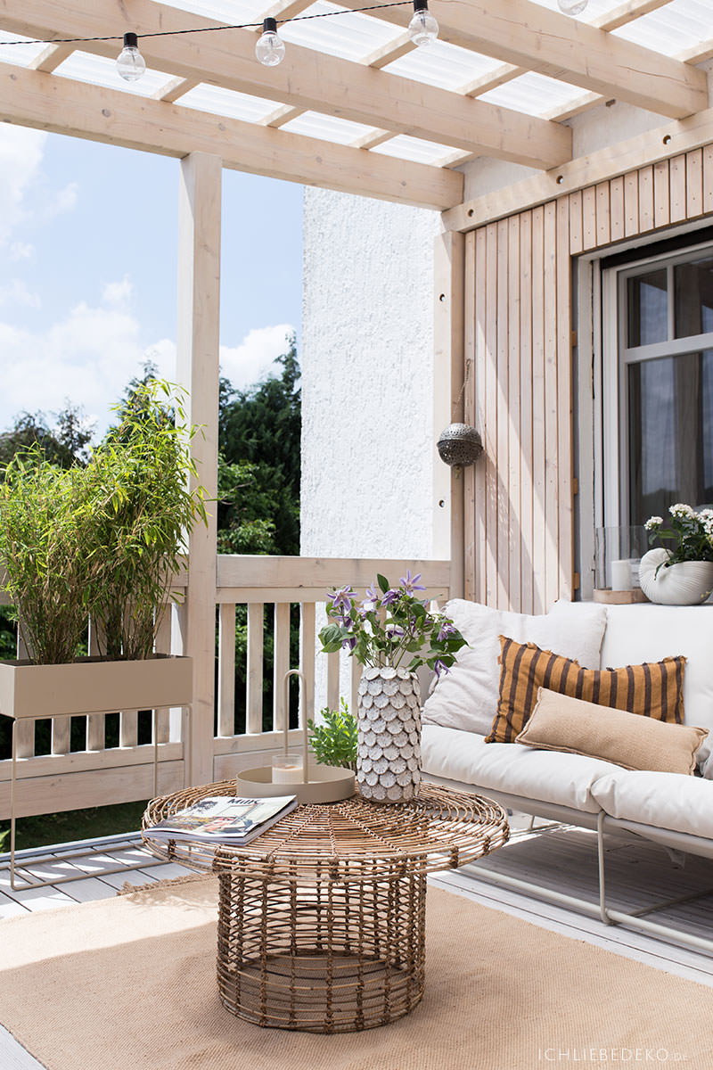 terrasse-gemuetlich-einrichten-mit-natuermaterialien