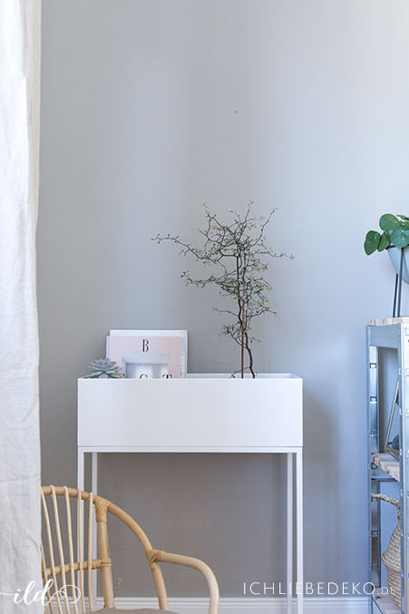 trendy-plantbox-in-weiss-im-wohnzimmer