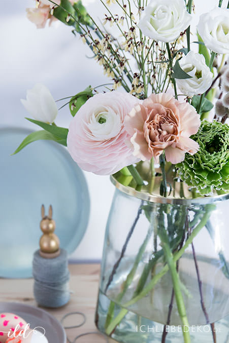 wilder-fruehlingsblumenstrauss-in-zartem-rosa-und-weiss