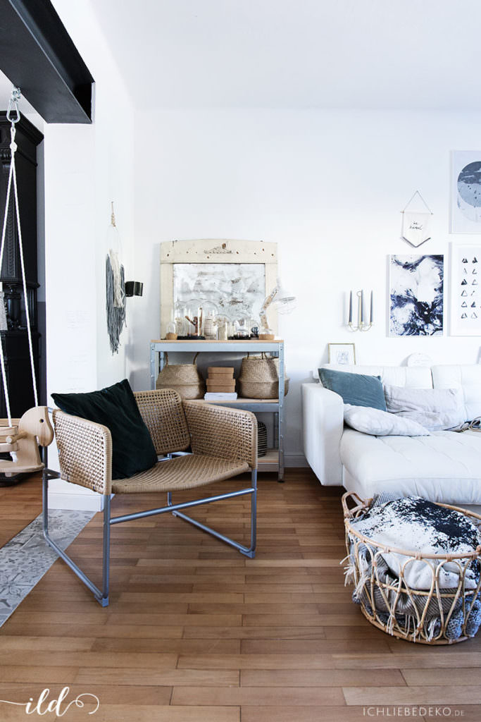 wohnzimmer-in-industrial-look-mit-modernem-rattansessel