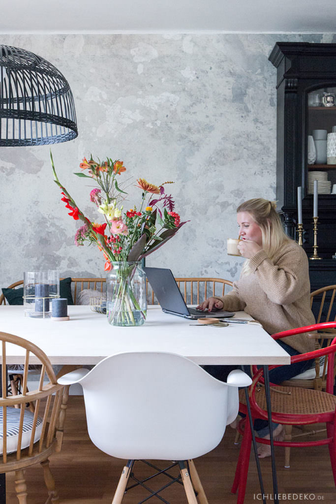 working-at-home-mit-frischen-blumen